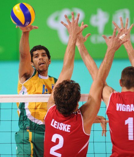 (110822) -- SHENZHEN Aug. 22 2011 (Xinhua) -- Wallace Souza of Brazil spikes the ball during the men\