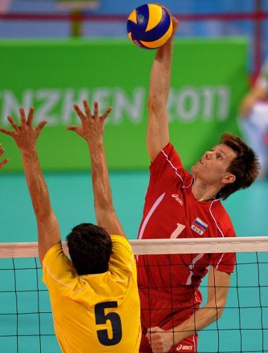 (110822) -- SHENZHEN Aug. 22 2011 (Xinhua) -- Evgeny Sivozhelez (R) of Russia competes during the men\