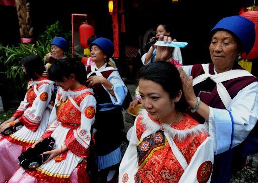 (110807) -- LIJIANG Aug. 7 2011 (Xinhua) -- Old women of the Naxi ethnic group comb brides\