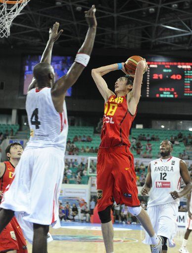 (110809) -- HAINING Aug. 9 2011 (Xinhua) -- Yi Li (2nd R) of China shoots during the match against Angola at the Stankovic Continental Cup 2011 in Guangzhou south China\