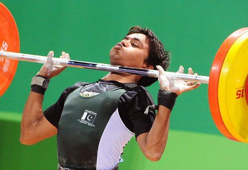 (110814) -- SHENZHEN Aug. 14 2011 (Xinhua) -- Imran Ismail of Pakistan competes during the men\