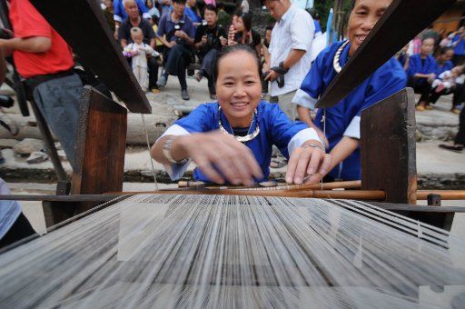 (110910) -- LIUZHOU Sept. 10 2011 (Xinhua) -- Women of Dong ethnic group show their spinning skills at a village in Sanjiang Dong Autonomous County south China\