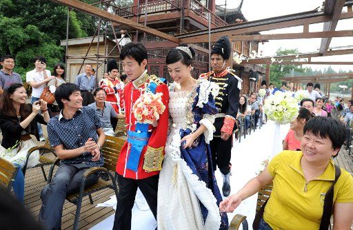 (110910) -- NANJING Sept. 10 2011 (Xinhua) -- The newlyweds walk into the venue of their exotic-style wedding on a boat in Bailuzhou Park in Nanjing capital of east China\