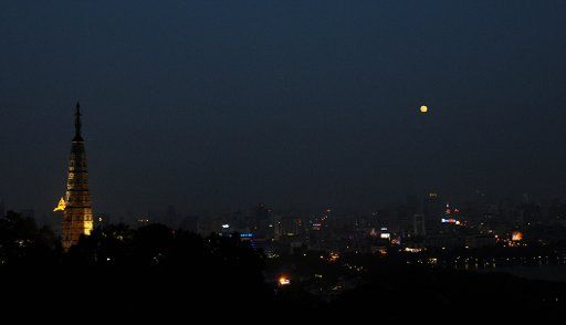 (110912) -- HANGZHOU Sept. 12 2011 (Xinhua) -- A full moon is seen over the sky in Hangzhou east China\