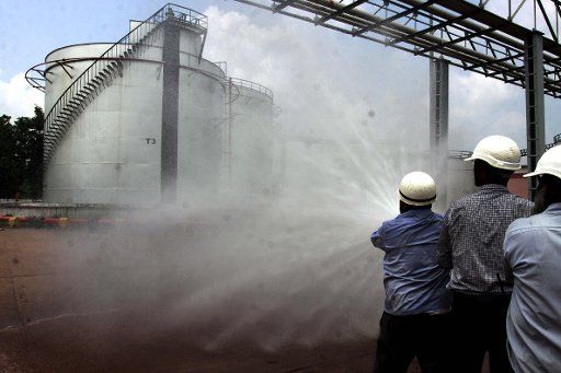 (110916) -- BHOPAL Sept. 16 2011 (Xinhua) -- Indian Oil Corporation officials perform in a fire drill organised for Madhya Pradesh homeguard police at Indian Oil Depot Nishatpura Bhopal Sept. 16 2011. The IOC officials trained police ...