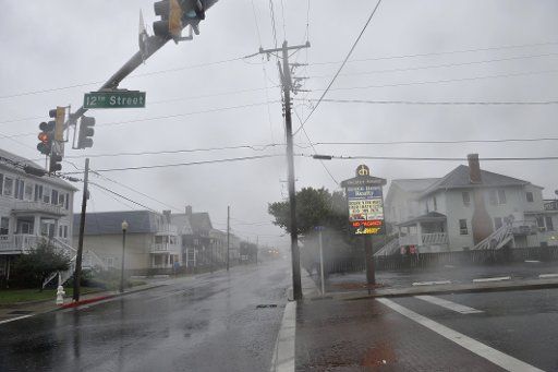 (110827) -- WASHINGTON Aug. 27 2011 (Xinhua) -- Photo taken on Aug. 27 shows the people in the Ocean City of Maryland the United States were evacuated. It is expected that the Hurricane Irene comes in the Ocean City at the midnight on Saturday. ...