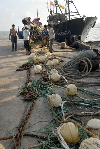 (110830) -- RIZHAO Aug. 30 2011 (Xinhua) -- Fishermen prepare sailing off at a port in Rizhao east China\