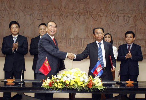 (110923) -- PHNOM PENH Sept. 23 2011 (Xinhua) -- Cambodian secretary of state for the Ministry of Foreign Affairs Long Visalo (R front) and the Ambassador of China to Cambodia Pan Guangxue (L front) shake hands after signing an exchange of notes ...