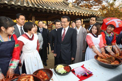 (111027) -- SEOUL Oct. 27 2011 (Xinhua) -- Chinese Vice Premier Li Keqiang talks with youngsters learning to make pickles in Suwon City in Gyeonggido Province South Korea Oct. 27 2011. Li met with a group of 300 Chinese and South Korean youths ...