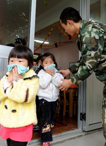 (111102) -- SUZHOU Nov. 2 2011 (Xinhua) -- Kids follow a fireman\