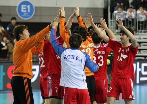 (111102) -- SEOUL Nov. 02 2011 (Xinhua) -- Players of South Korean national handball team celebrate after winning the final match of the Asian Men\
