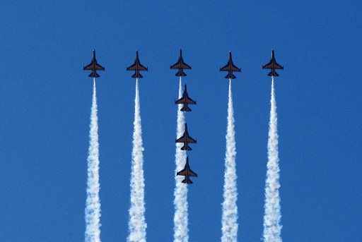 (111018) -- SEONGNAM Oct. 18 2011 (Xinhua) -- Black Eagles of the South Korean Air Force special flight team perform during the Seoul International Aerospace and Defense Exhibition 2011 at Seoul Military Airport in the city of Seongnam South ...