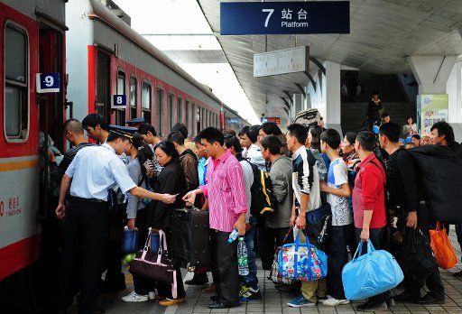 (121008) -- CHENGDU, Oct. 8, 2012 (Xinhua) -- Passengers get on the train at the Chengdu Railway Station in Chengdu, capital of southwest China\