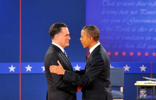 (121017) -- NEW YORK, Oct. 17, 2012 (Xinhua) -- U.S. President Barrack Obama (R) shake hands with Republican presidential nominee Mitt Romney prior to their second presidential debate at Hofstra University in Hempstead, New York state, the United ...