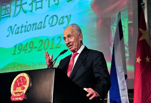 (121018) -- TEL AVIV, Oct. 18, 2012 (Xinhua) -- Israeli President Shimon Peres attends a reception held by Chinese Embassy to celebrate the 63rd anniversary of the founding of the People\