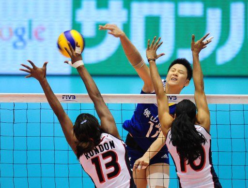 (111108) -- HIROSHIMA Nov. 8 2011 (Xinhua) -- Zhang Lei(Back) of China spikes the ball during the match against Dominica at the 2011 Women\