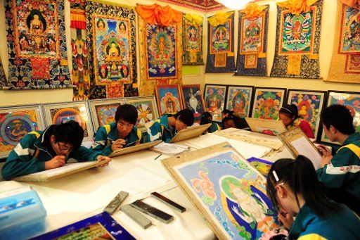 (111109) -- TIANZHU Nov. 9 2011 (Xinhua) -- Middle school students learn to make Tangka in a middle school in Tianzhu Tibetan Autonomous Prefecture northwest China\