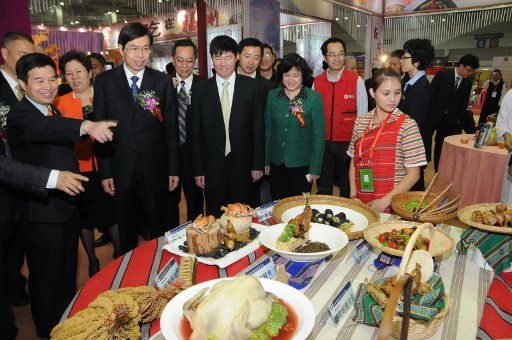 (121109) -- FUZHOU, Nov. 9, 2012 (Xinhua) -- People visit the 13th China Food Festival & the 11th International Food Exposition in Fuzhou, capital of southeast China\