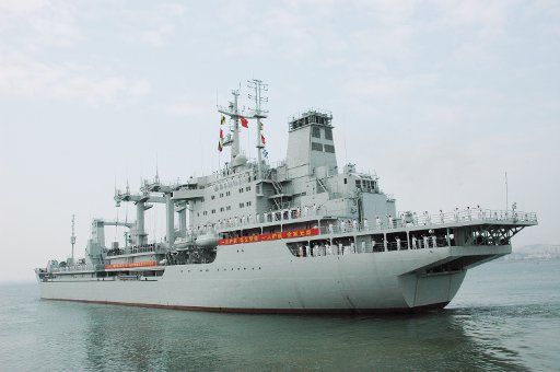 (121109) -- ZHANJIANG, Nov. 9, 2012 (Xinhua) -- Chinese Navy supply ship Qinghaihu sets sail for convoy mission in the Gulf of Aden and Somali waters from Zhanjiang, south China\