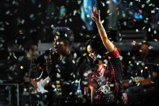 (121111) -- GUIYANG, Nov. 11, 2012 (Xinhua) -- Singer Chang Hui-Mei (R), also known as "A-Mei", gestures at her concert in Guiyang, capital of southwest China\