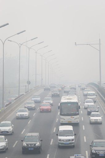 (121116) -- BEIJING, Nov. 16, 2012 (Xinhua) -- Vehicles move on the fog-shrouded North Fourth Ring Road in Beijing, capital of Chna, Nov. 16, 2012. A fog hit the capital city on Friday. (Xinhua\/Wang Shen) (zc)