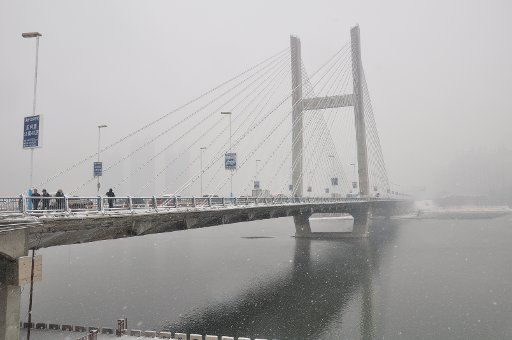 (121116) -- JILIN, Nov. 16, 2012 (Xinhua) -- Photo taken on Nov. 16, 2012 shows the Linjiangmen Bridge in Jilin City, northeast China\
