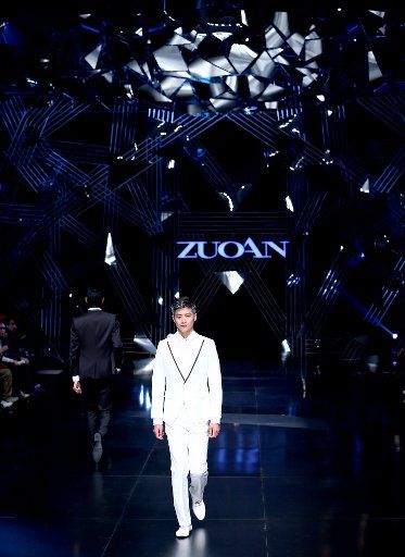 (121026) -- BEIJING, Oct. 26, 2012 (Xinhua) -- Models present a creation by Hong Jinshan, a designer of the famous clothing brand "ZUOAN", during the 2012 China International Fashion Week in Beijing, capital of China, Oct. 26, 2012. The fashion week,...