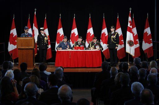 (121030) -- OTTAWA, Oct. 30, 2012 (Xinhua) -- General Walt Natynczyk (seated, R) and Canada\