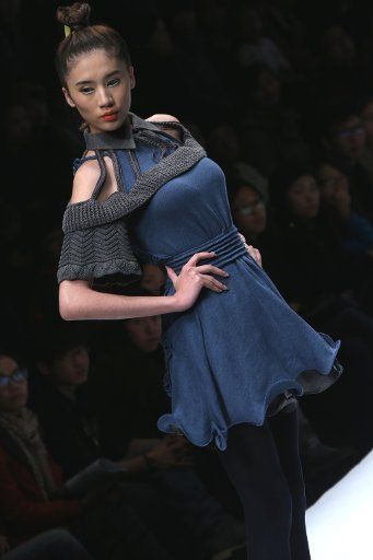 (121030) -- BEIJING, Oct. 30, 2012 (Xinhua) -- A model presents a fashion creation at the "Huafu Cup China Melange Yarn Fashion Design Contest 2012" during the China Fashion Week in Beijing, capital of China, Oct. 30, 2012. (Xinhua\/Li Mingfang)(...