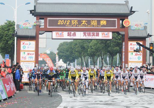 (121101) -- WUXI, Nov. 1, 2012 (Xinhua) -- Cyclists start off during the first stage of the Tour of Taihu Lake 2012 in Wuxi, city of east China\