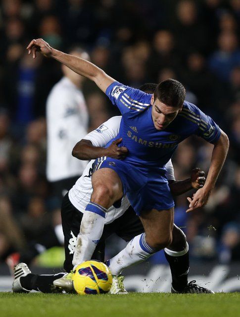 (121129) -- LONDON, Nov. 29, 2012 (Xinhua) -- Oriol Romeu(Front) of Chelsea breaks through during the Barclays Premier League match between Chelsea and Fulham at Stamford Bridge in London, Britain, on Nov. 28, 2012. The match ended with a 0-0 draw. (...