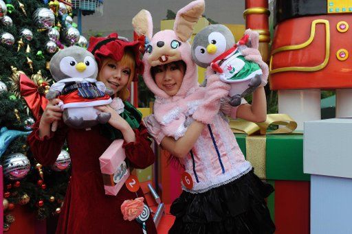 (121212) -- HONG KONG, Dec. 12, 2012 (Xinhua) -- Girls dressed as cartoon characters pose for photo during Christmas party at the Ocean Park in Hong Kong, south China, Dec. 11, 2012. (Xinhua\/Zhao Yusi) (zz)
