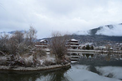 (121214) -- NYINGCHI, Dec. 14, 2012 (Xinhua) -- Photo taken on Dec. 14, 2012 shows the snow scenery at a park in Nyingchi, southwest China\