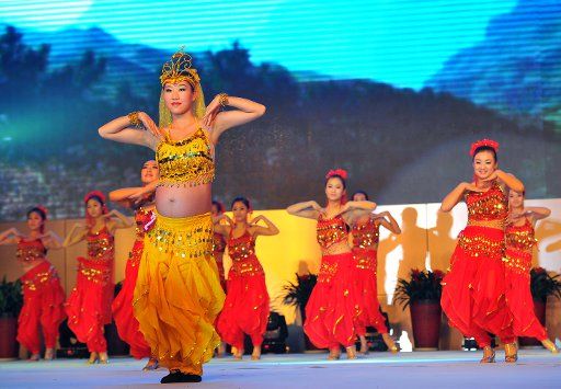 (121118) -- TAIYUAN, Nov. 18, 2012 (Xinhua) -- A pregnant woman (front) dances at a mothers-to-be pageant in Taiyuan, capital of north China\