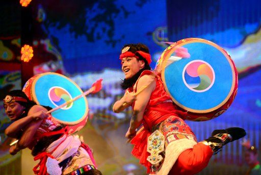 (121124) -- LANZHOU, Nov. 24, 2012 (Xinhua) -- Dancers perform drum dance during a dancing show which displays drum dances of more than 10 Chinese ethnic groups in Lanzhou, capital of northwest China\