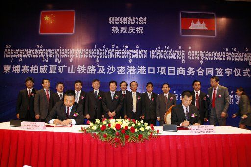(121231) -- PHNOM PENH, Dec. 31, 2012 (Xinhua) -- Zhang Chuan You (front R), general manager of Cambodia Iron and Steel Mining Industry Group, and Liu Ziming (front L), chairman of China Railway Major Bridge Engineering Group, attend a signing ...