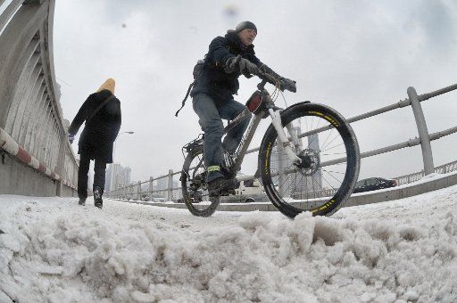 (130104) -- CHANGSHA, Jan. 4, 2013 (Xinhua) -- Citizens make their way on a snow-affected road in Changsha, central China\