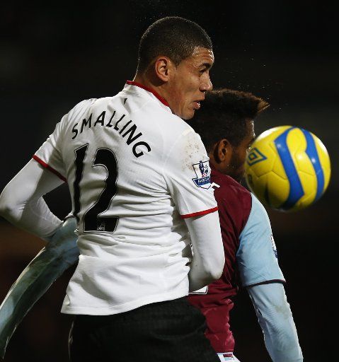 (130106) -- LONDON, Jan. 6, 2013 (Xinhua) -- Chris Smalling(L) of Manchester United heads with Ricardo Vaz Te of West Ham United during the FA Cup Third Round match between West Ham United and Manchester United at Boleyn Ground in London, Britain on ...