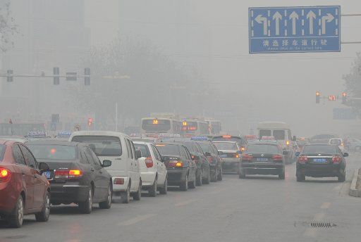 (130107) -- SHIJIAZHUANG, Jan. 7, 2013 (Xinhua) -- Motor vehicles line up along a street in Handan, north China\