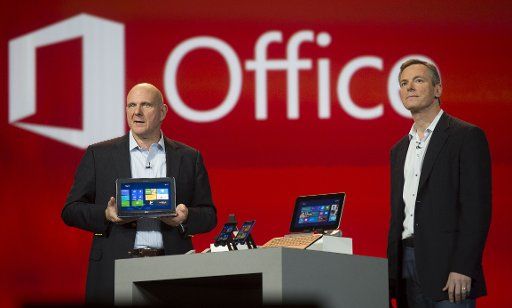 (130108) -- LAS VEGAS, Jan. 8, 2013 (Xinhua) -- Microsoft CEO Steve Ballmer (L) and Qualcomm CEO Paul Jacobs introduce their products during a keynote address at the Consumer Electronics Show (CES) in Las Vegas, the United States, Jan. 7, 2013. Paul ...