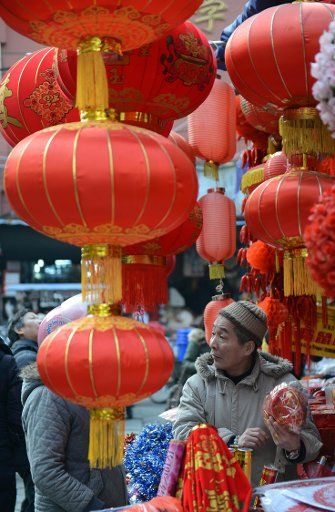 (130109) -- NANCHANG, Jan. 9, 2013 (Xinhua) -- Customers purchase ornaments to greet the upcoming Spring Festival, which falls on Feb. 10 this year, in Nanchang, capital of east China\