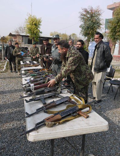 (130116) -- NANGARHAR, Jan. 16, 2013 (Xinhua) -- Afghan policemen display weapons captured from Taliban in Nangarhar, Afghanistan, on Jan. 16, 2013. Afghan police officers captured weapons during their operation in Nangarhar province on Wednesday.(...