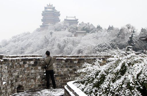 (121226) -- NANJING, Dec. 26, 2012 (Xinhua) -- A citizen takes photos of a snow-covered scenic spot in Nanjing, capital of east China\