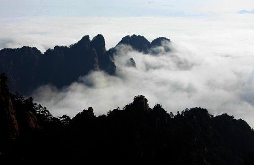 (130207) -- HUANGSHAN, Feb. 7, 2013 (Xinhua) -- Photo taken on Feb. 6, 2013 shows the sea of clouds after a rainfall at the Huangshan Mountain scenic spot in Huangshan City, east China\