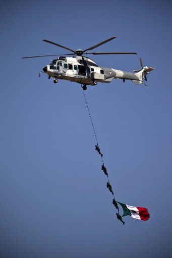 (130210) -- TECAMAC, Feb. 10, 2013 (Xinhua) -- Members of the Mexican Air Force perform air acrobacies as part of an exhibition during a ceremony to commemorate the 98th anniversary of the Mexican Air Force, held at the Santa Lucia Military Air Base ...