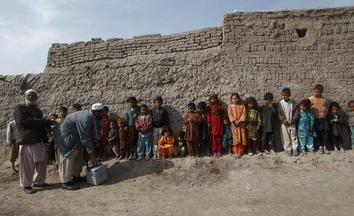 (130211) -- NANGARHAR, Feb. 11, 2013 (Xinhua) -- Afghan children line up to wait for receiving polio vaccination in Nangarhar province in eastern Afghanistan on Feb. 11, 2013. (Xinhua\/Tahir Safi)(ctt)