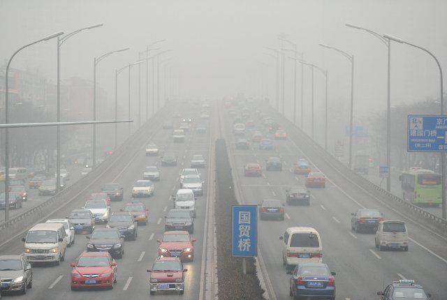 (130123) -- BEIJING, Jan. 23, 2013 (Xinhua) -- Vehicles run on the fog-shrouded Guomao Bridge in Beijing, capital of China, Jan. 23, 2013. The air quality hit the level of serious pollution in Beijing on Wednesday, as smog blanketed the city. (...