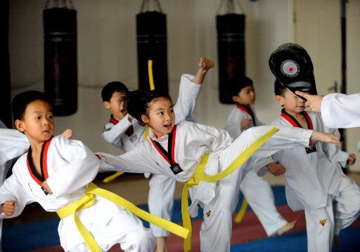 (130126) --SHENYANG, Jan. 26, 2013 (Xinhua) -- Pupils play kaekwondo at Shenyang Children\