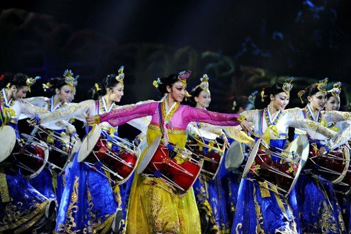 (130126) -- CHANGCHUN, Jan. 26, 2013 (Xinhua) -- Artists perform during a live show at a scenic resort in Changbaishan of northeast China\
