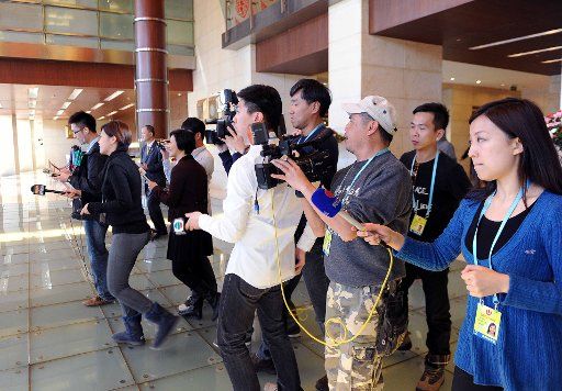 (130304) -- BEIJING, March 4, 2013 (Xinhua) -- Journalists from China\